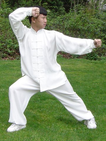 Yang Jun in der Position "Auf den Tiger schießen"