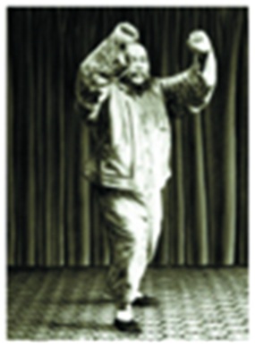 Yang Chengfu in der Position "Die Ohren des Gegners treffen"